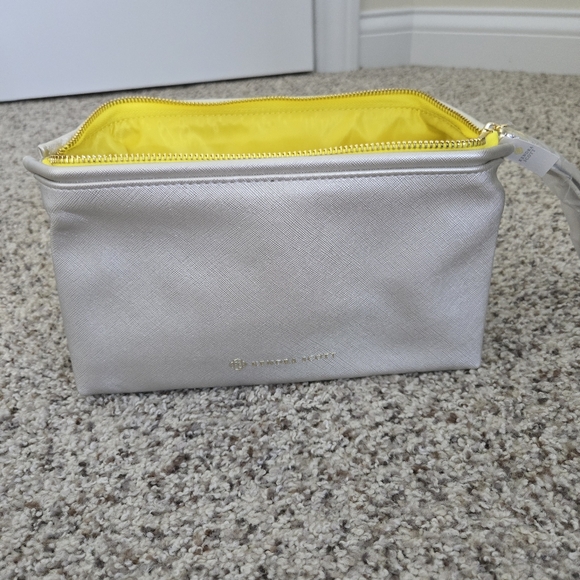 NWT Kendra Scott Cosmetic Case - Picture 1 of 6